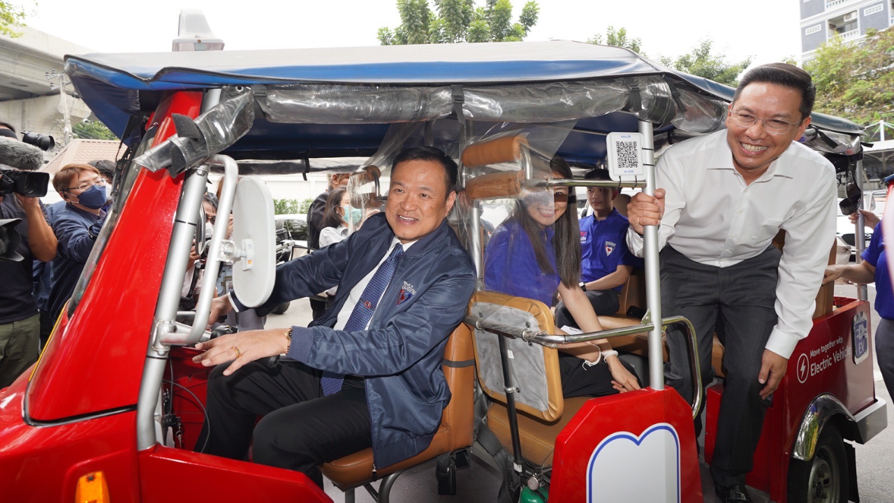 “อนุทิน” ขับตุ๊กๆ พา “บี พุทธิพงษ์” เข้าภท. ลั่นอยู่แบบพี่น้อง ไม่มีกั้นห้อง