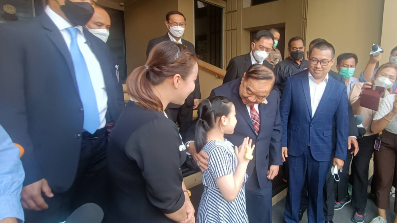 “ลุงป้อม” อารมณ์ดี ยิ้มแก้มปริ เด็กรับรางวัล “ลุงตู่” รอขอถ่ายรูป