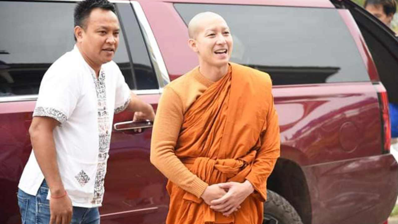 พระโตโน่ข้ามโขง โปรดญาติโยมลาว คนแห่ส่องทะเบียนรถ