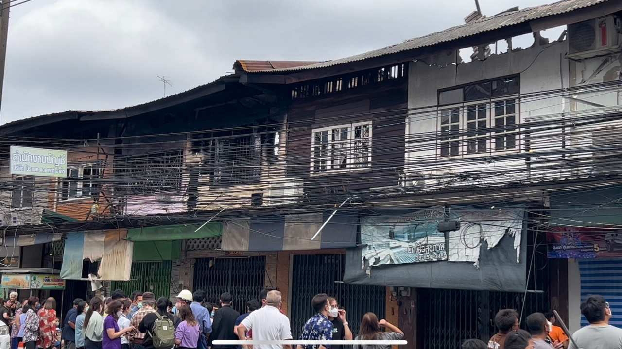 คืบเหตุไฟไหม้ห้องแถวตลาดบ้านบึง วอดรวม 8 คูหาเสียหายรวมกว่า 50 ล้านบาท