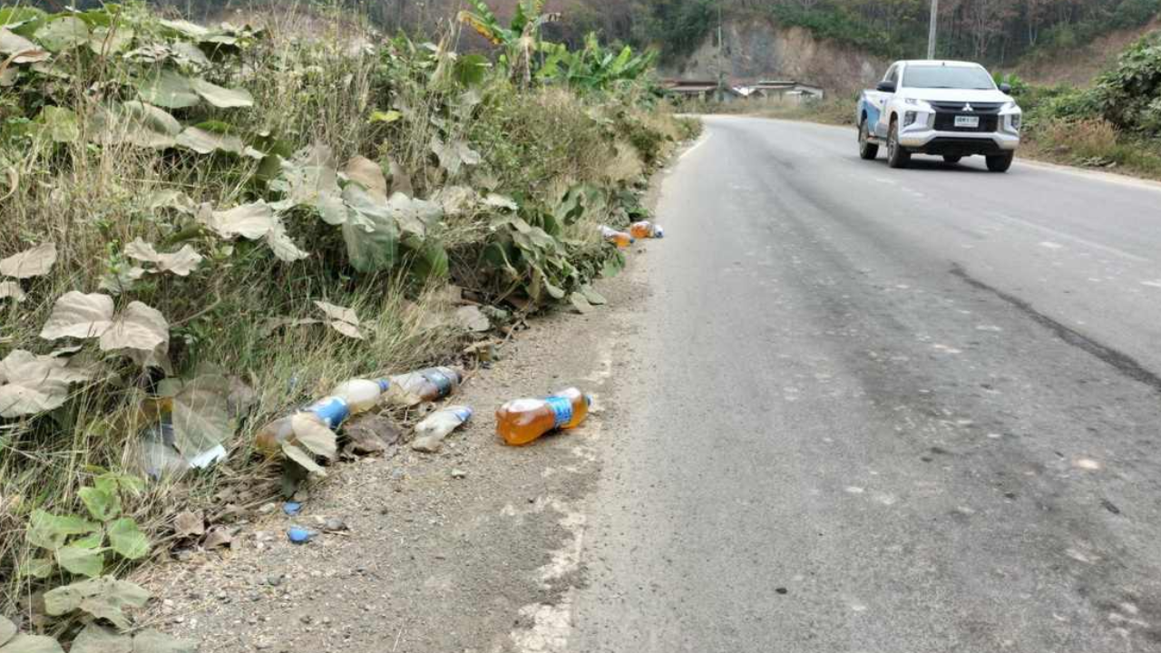 อย่ามาทิ้งตรงนี้ ชาวบ้านเดือดร้อนโชเฟอร์เยี่ยวในขวด โยนลงข้างทาง