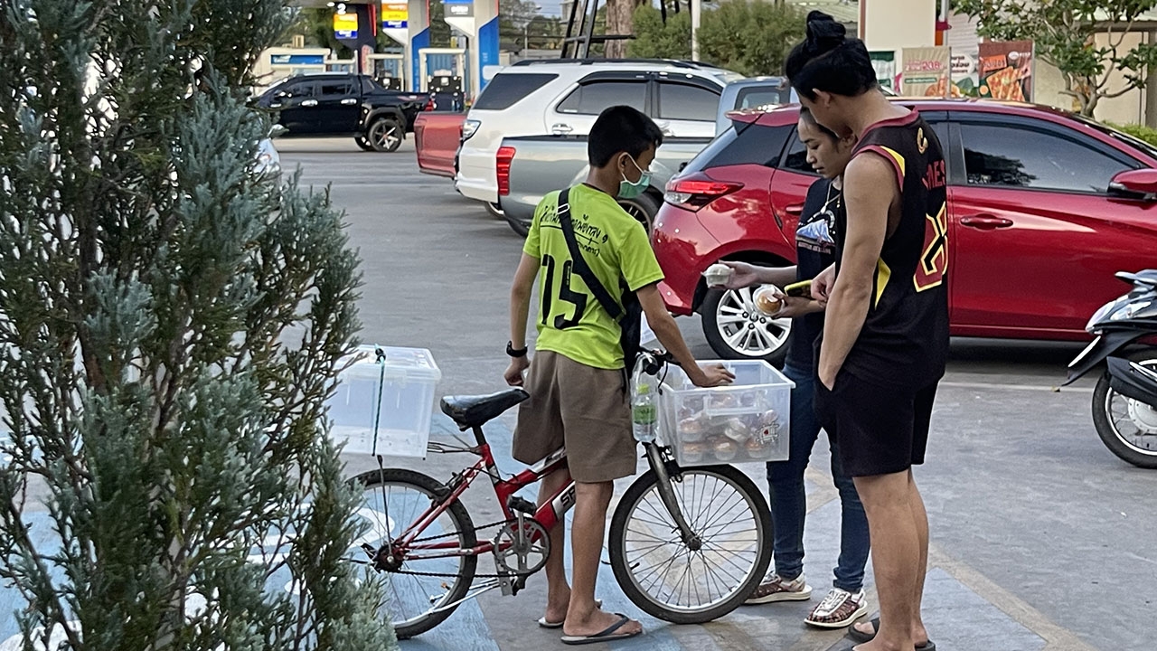 สุดชื่นชม หนูน้อยสู้ชีวิต ปั่นจักรยานตระเวนขายขนมปังทั่วอำเภอทุกวัน หลังเลิกเรียน