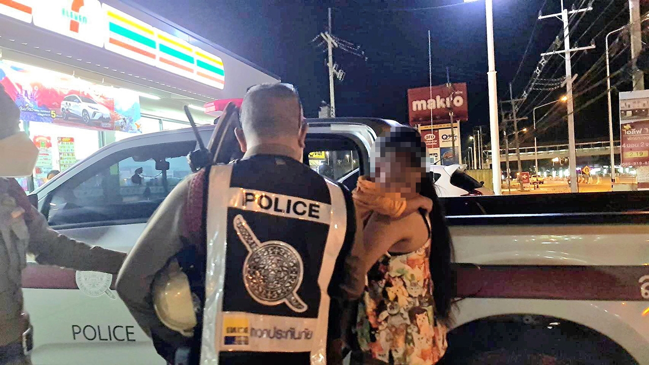 สลด-จำใจจับ! แม่อุ้มลูกอ่อน ลัก "แพมเพิร์ส" กับบะหมี่ 2 ถ้วย ตกงานไร้ที่พึ่ง