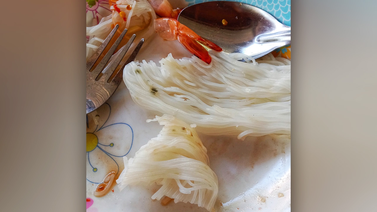 ความหิวเป็นเหตุ สาวแทบช็อกกินขนมจีนขึ้นรา แม่ค้าขอรับผิดไม่คิดค่าขนมจีน 10 บาท