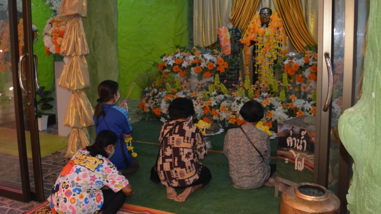 ศิลปินคับคั่ง คืนที่ 3 งานรำลึก "พ่อไวพจน์" แฟนเพลงกราบไหว้ขอโชค