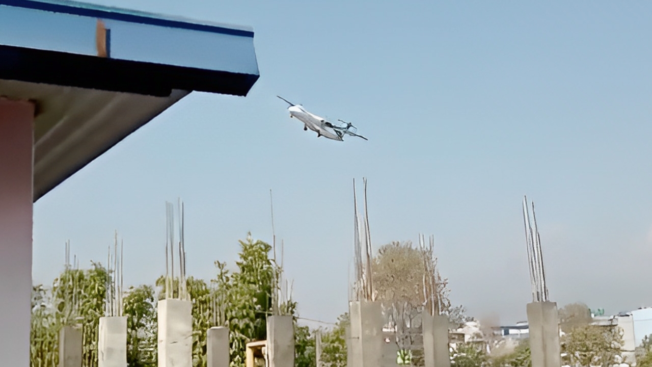 นาทีสุดระทึก เครื่องบินตกที่เนปาล 'โหม่งโลกไฟลุก' พบแล้ว 40 ศพ (คลิป)