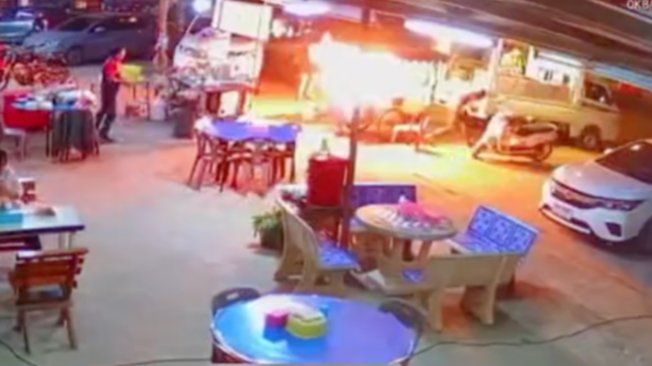 อุทาหรณ์ แก๊สระเบิดใส่หน้าพ่อค้าโรตี ไฟลุกท่วม ส่งเสียงร้องเจ็บปวด (คลิป)