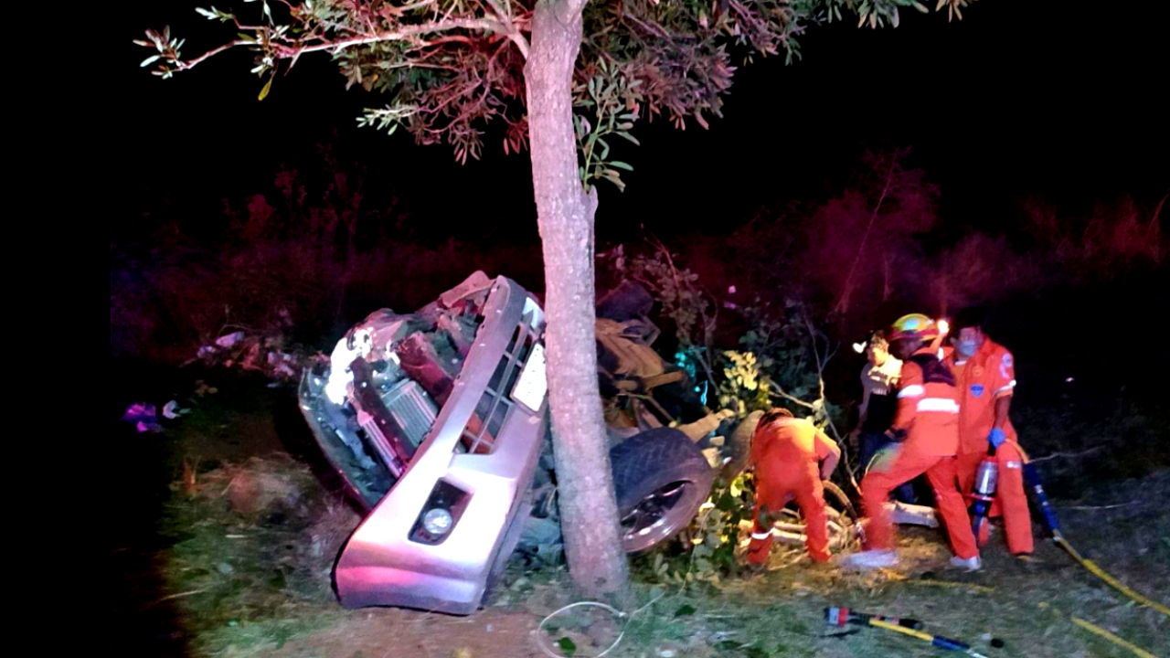 ทหารหนุ่มลากลับบ้านพาเพื่อนตะลุยราตรี รถแหกโค้งคว่ำดับ 5 สาหัส 4