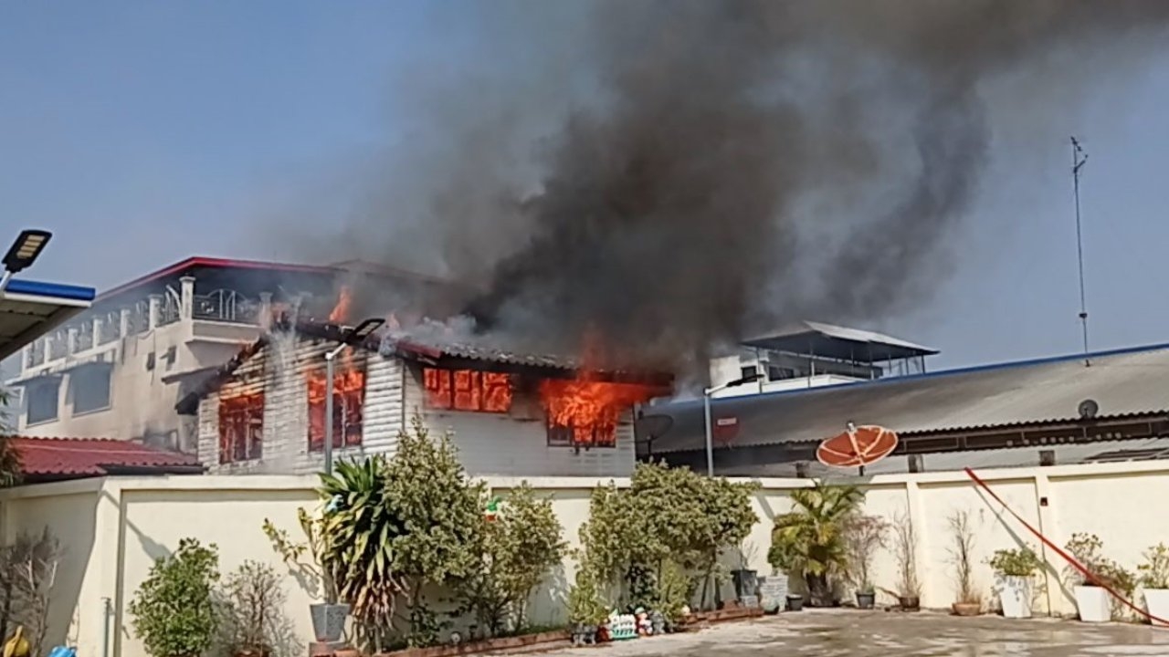 ไฟไหม้ตึกแถวไม้เก่าริมตลาดโนนแดงวอด 3 หลัง เผยคนได้ยินเสียหม้อแปลงระเบิด