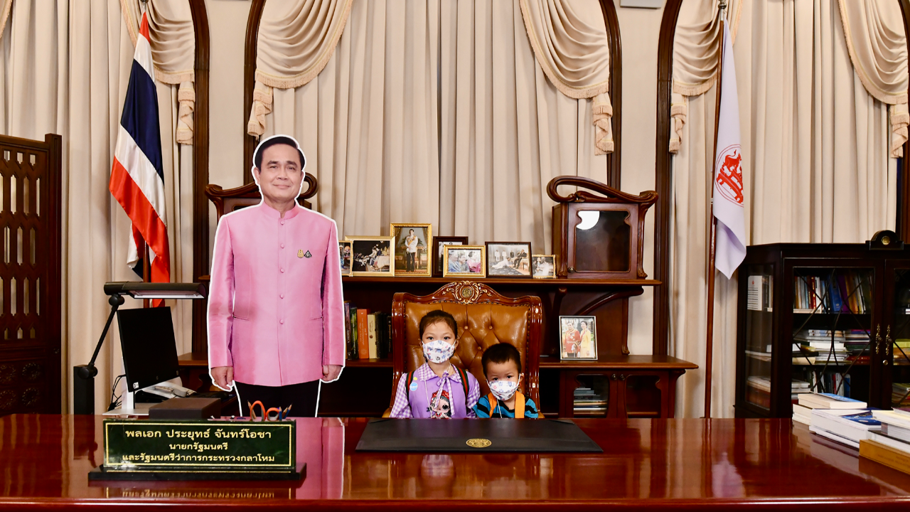 เด็กแห่นั่งเก้าอี้นายกฯ “น้องกุ๊บกิ๊บ” นั่งคนแรก บอกเป็นแฟนคลับ ขอลุงตู่สู้ๆ