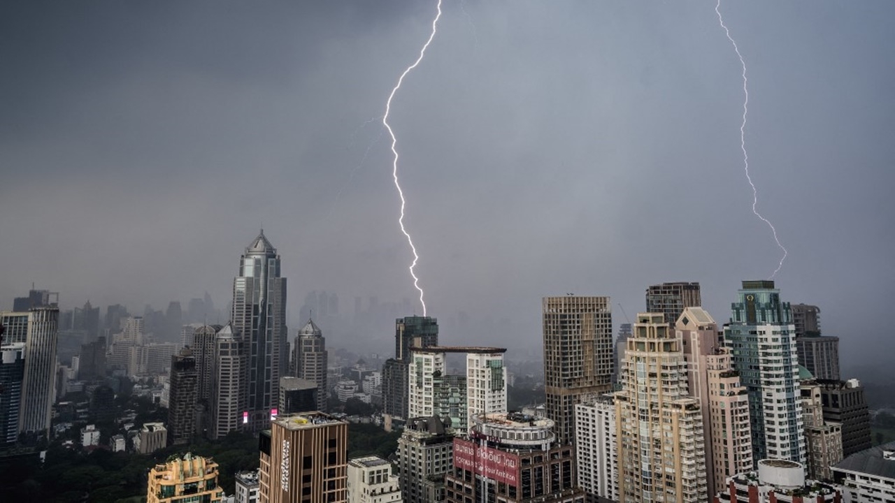 สภาพอากาศวันนี้ ใต้มีฝนฟ้าคะนอง มวลอากาศเย็นจ่อเข้ารอบใหม่ ฝุ่นสะสมปานกลาง