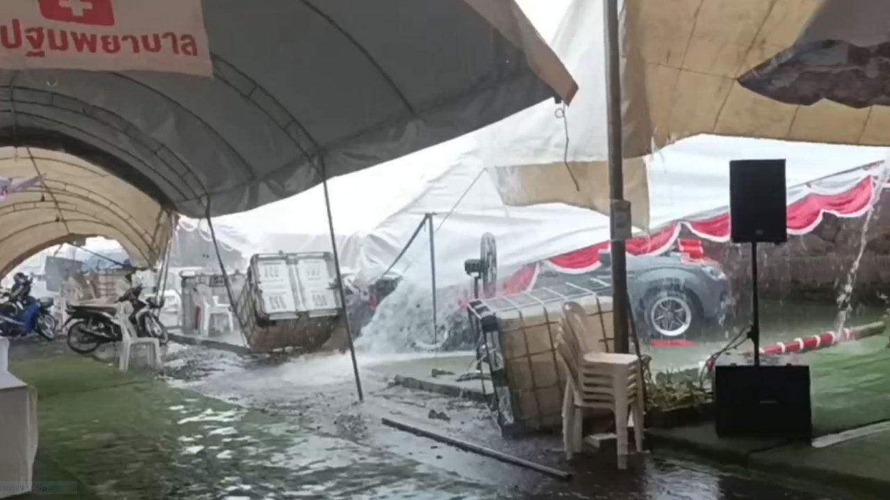 สตูลฝนถล่มหนัก พายุกระหน่ำพัดเต็นท์นาวากาชาดเสียหาย ต้องปิดร้านนาวา 1 วัน