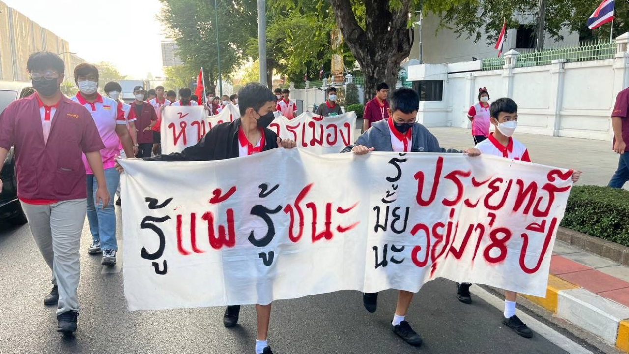 ขบวนพาเหรดกีฬาสี ชูป้ายเสียดสีการเมืองรับวันเด็กแบบเจ็บแสบ