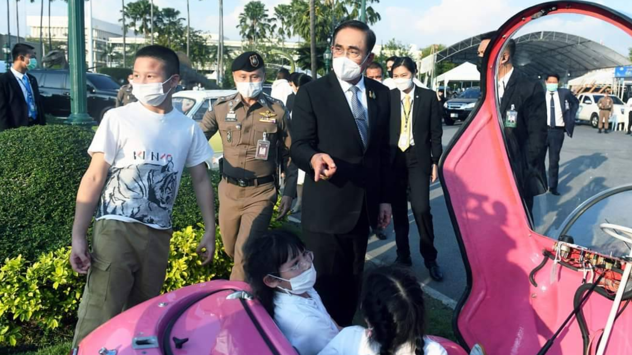 ตรวจงานวันเด็กทำเนียบ “ลุงตู่” พา ลูกหลานข้าราชการชมไดโนเสาร์