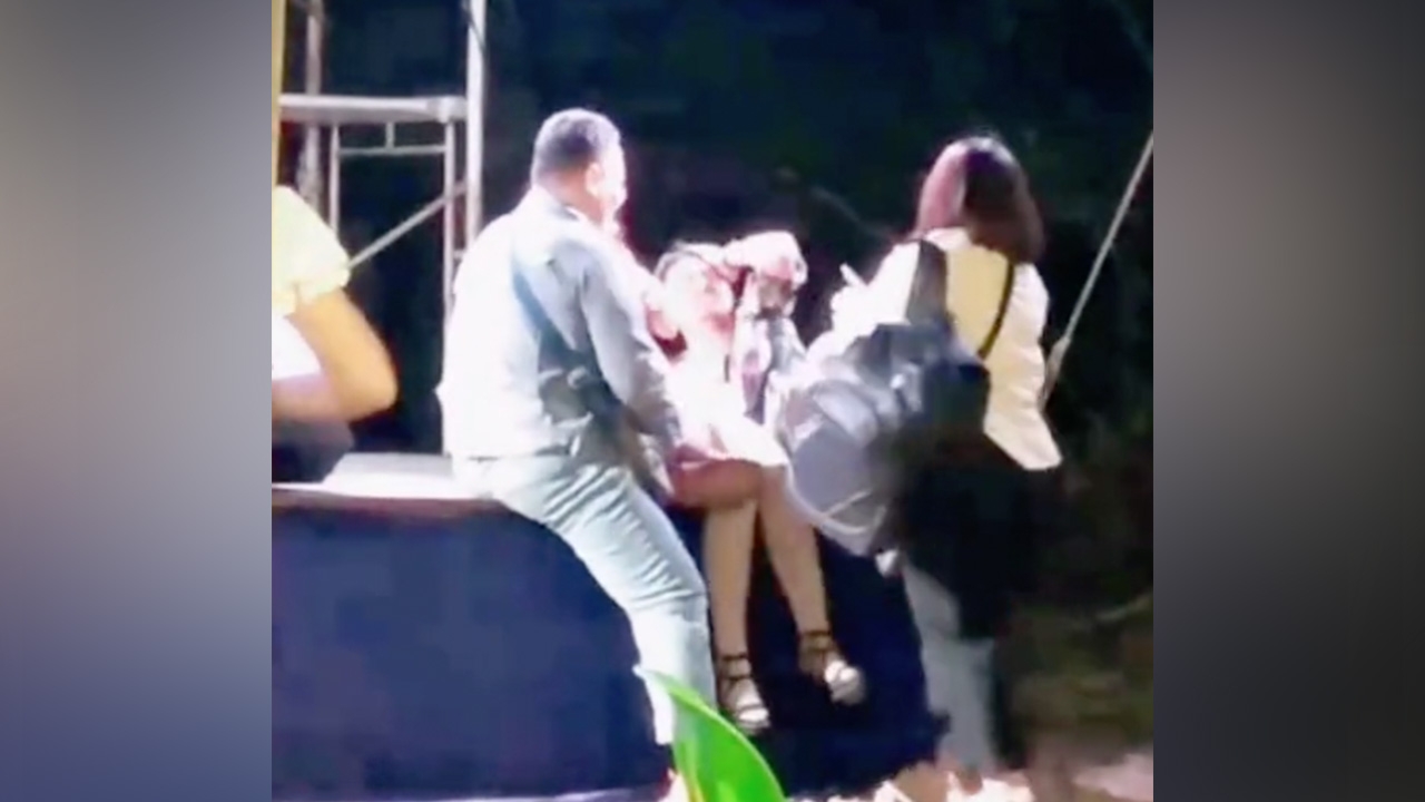 เดือดสนั่นงานบวช ผัวแจกทิปแดนเซอร์เกินงาม ทำเมียโมโหสุด บุกขอบเวทีตบหัวทิ่ม