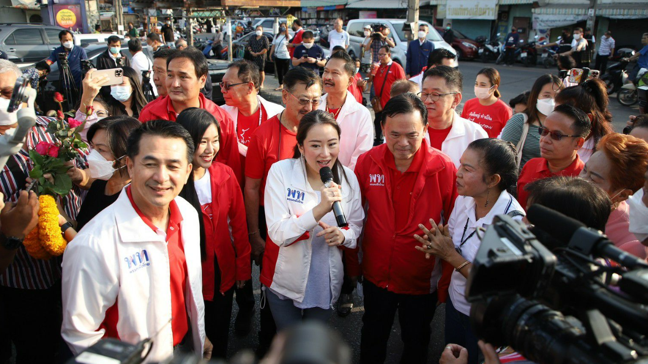 "แพทองธาร" บอก เร็วไปพูด พปชร.ทอดไมตรี-นำทีมเพื่อไทย สำรวจตลาดเช้าเมืองนนท์