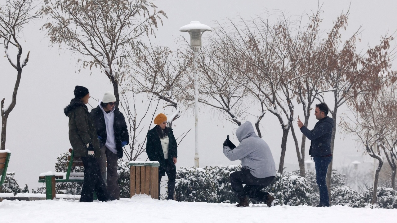 ชาวอิหร่านเริงร่า ชื่นชม ‘หิมะแรก’ ของฤดูหนาวปีนี้ ที่กรุงเตหะราน