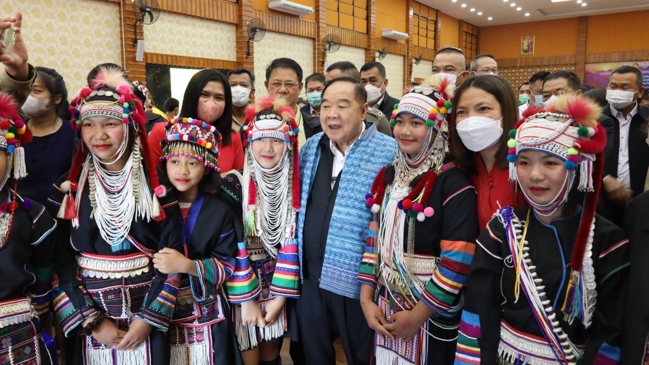"ลุงป้อม" ลุย ลำปาง-พะเยา ช่วยชาวบ้าน มอบหนังสืออนุญาตทำประโยชน์เขตป่า