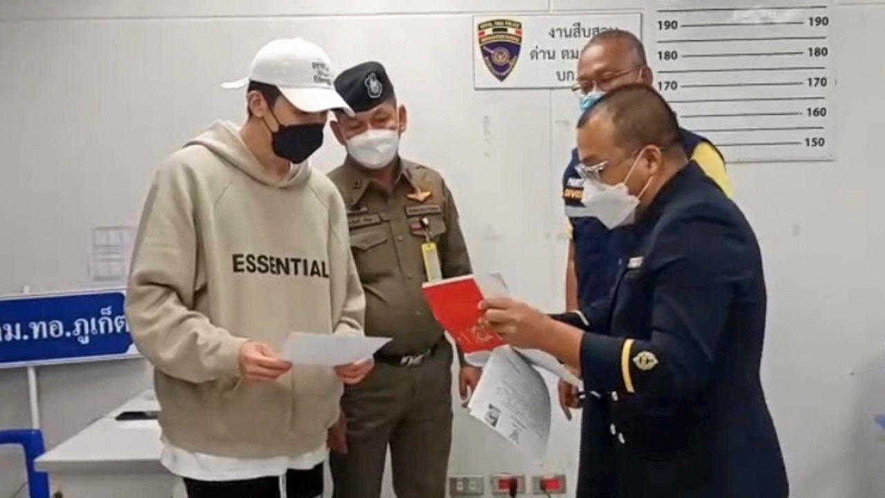 ดักในสนามบิน รวบ “แดรัล ยัง” แฟนดารา “ซาร่า” เอี่ยว “ฟอเร็กซ์” มีหมายจับค้าง