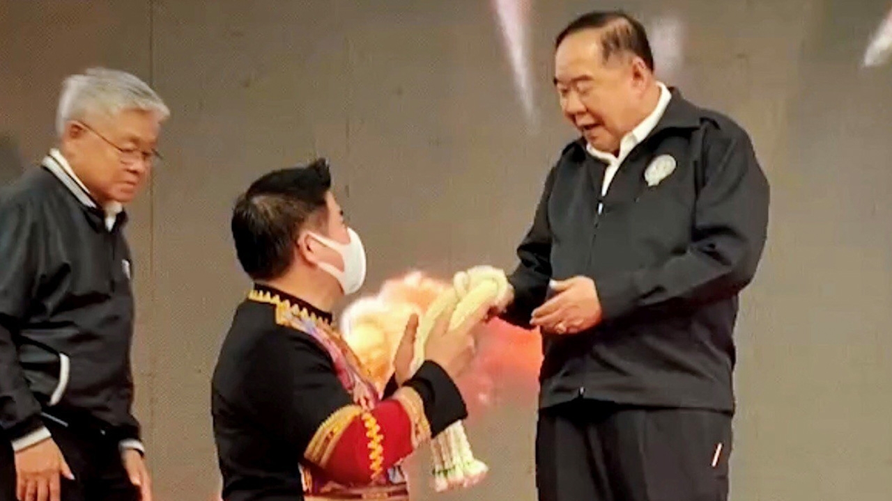 ฝากชีวิตไว้กับ “บิ๊กป้อม” คนเดียว “ธรรมนัส” คุกเข่ามอบพวงมาลัย