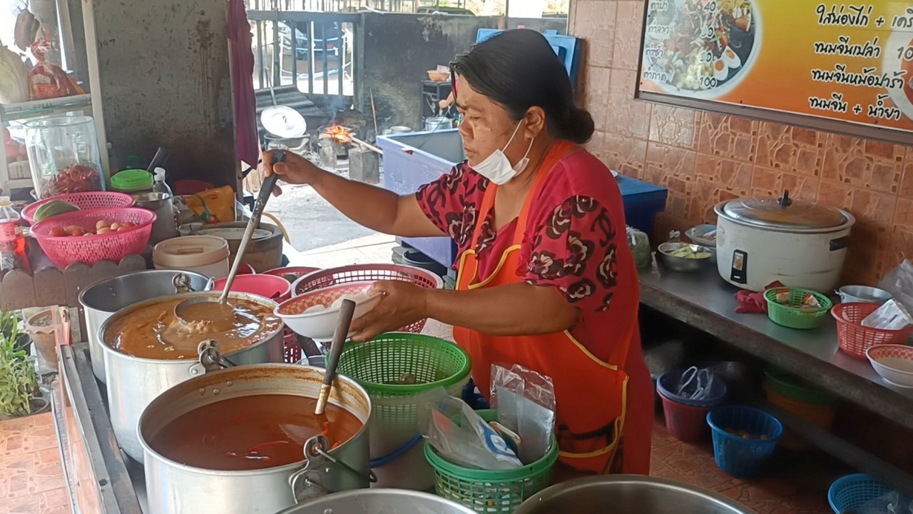 ชวนชิมขนมจีนเตาถ่าน ตำนานคู่เมืองโคราชกว่า 30 ปี เข้มข้นจัดจ้านไม่เหมือนใคร