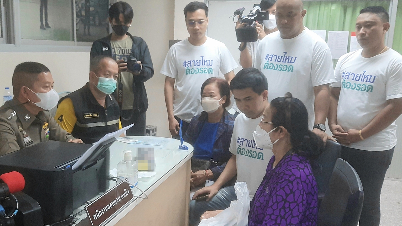 เรียกสอบ 5 สรรพสามิตมือไถ ยัดบุหรี่เถื่อนแม่ค้า พาขึ้นรถรีด 5,500 บาท