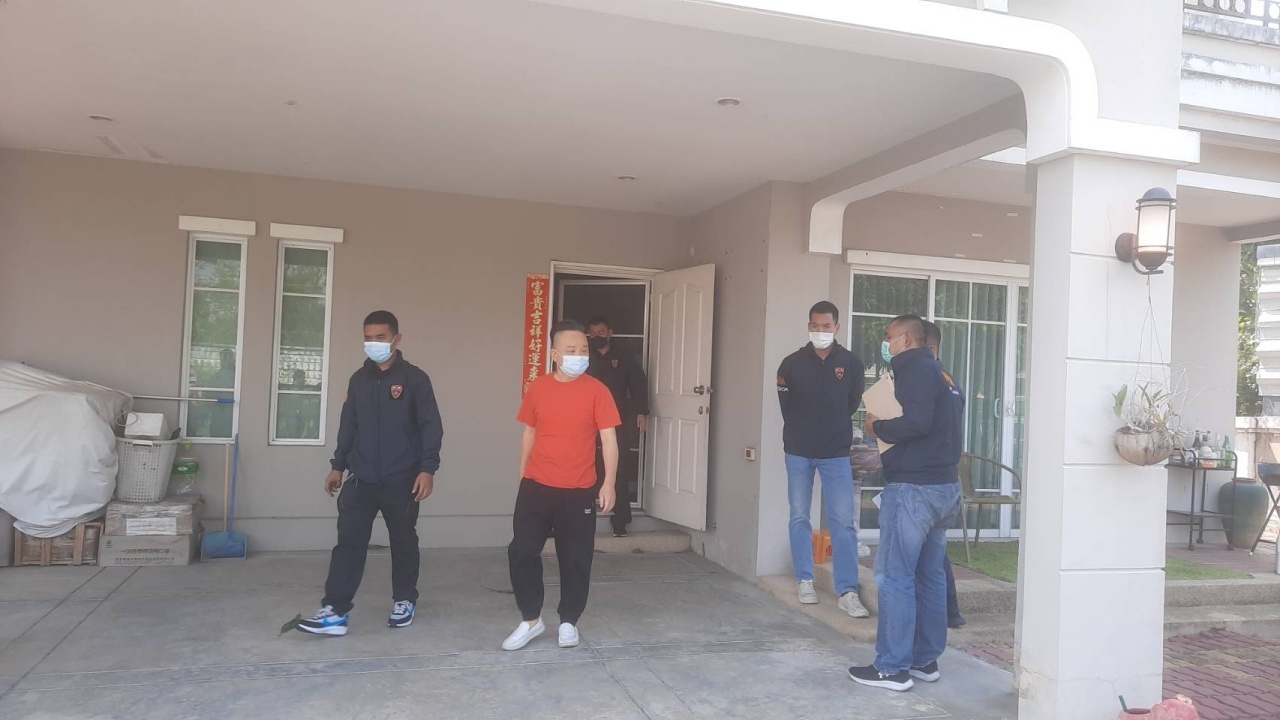 คุม "หยูซินฉี" ค้นบ้านพัก พบรูปถ่าย หลักฐานเรี่ยไร แจ้ง 3 ข้อหาหนัก