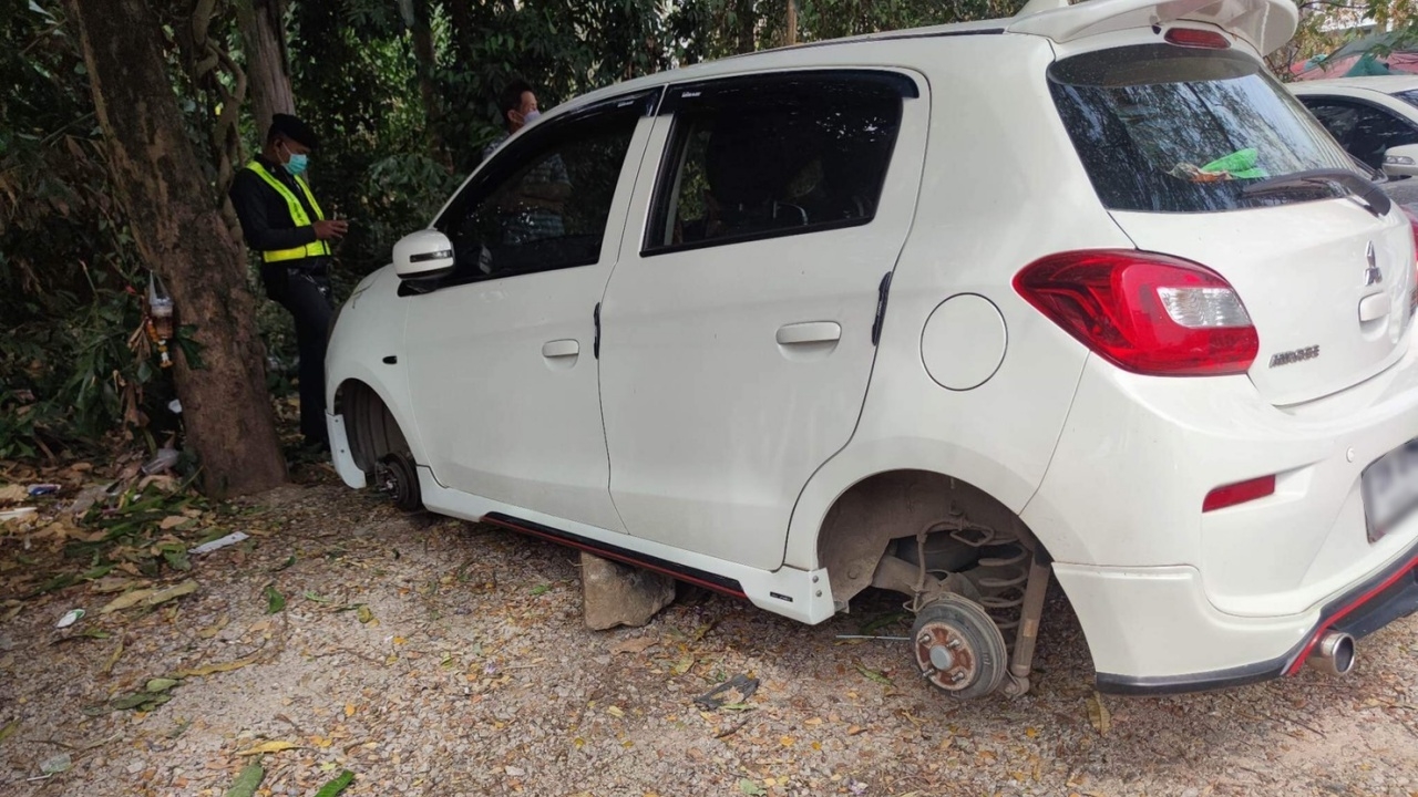 ชาวบ้านผวาหนัก โจรขโมยล้อรถยนต์ อาละวาดทั่วมข. จอดในโรงพยาบาลยังไม่รอด