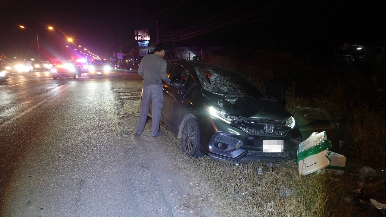 สาวช็อก ควบเก๋งชนคนข้ามถนน คอเกือบขาดดับสยอง