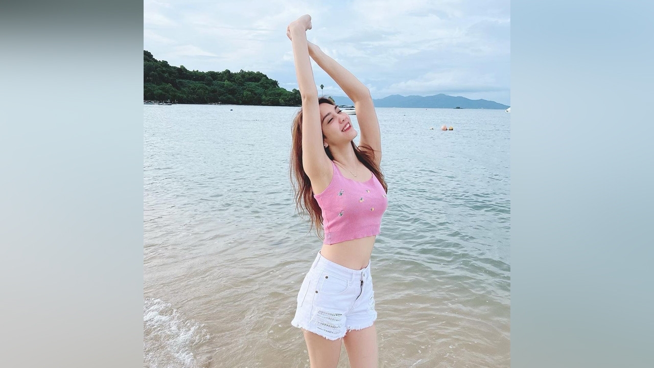 พั้นช์ วรกาญจน์ เซ็กซี่เบาๆ เสื้อกล้ามกางเกงขาสั้น เห็นเอวบางผิวขาวเนียน