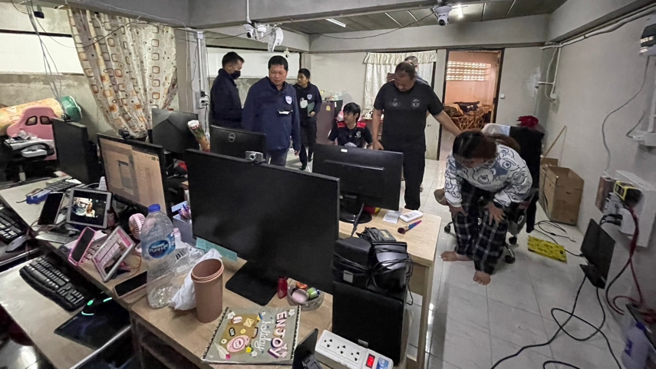 "บิ๊กรอย" ทลายเว็บพนัน กลางเมืองมหาสารคาม พบเงินหมุนเวียนกว่า 50 ล้าน