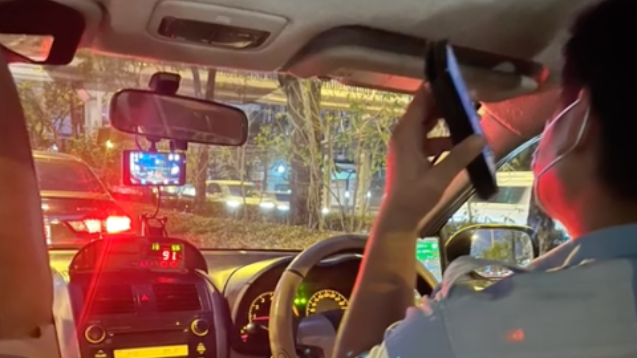 อั้นไม่ไหวแล้ว "คุณแม่สายสตรอง" คลอดลูกเองบนรถแท็กซี่ คนแอบส่องเลขทะเบียน