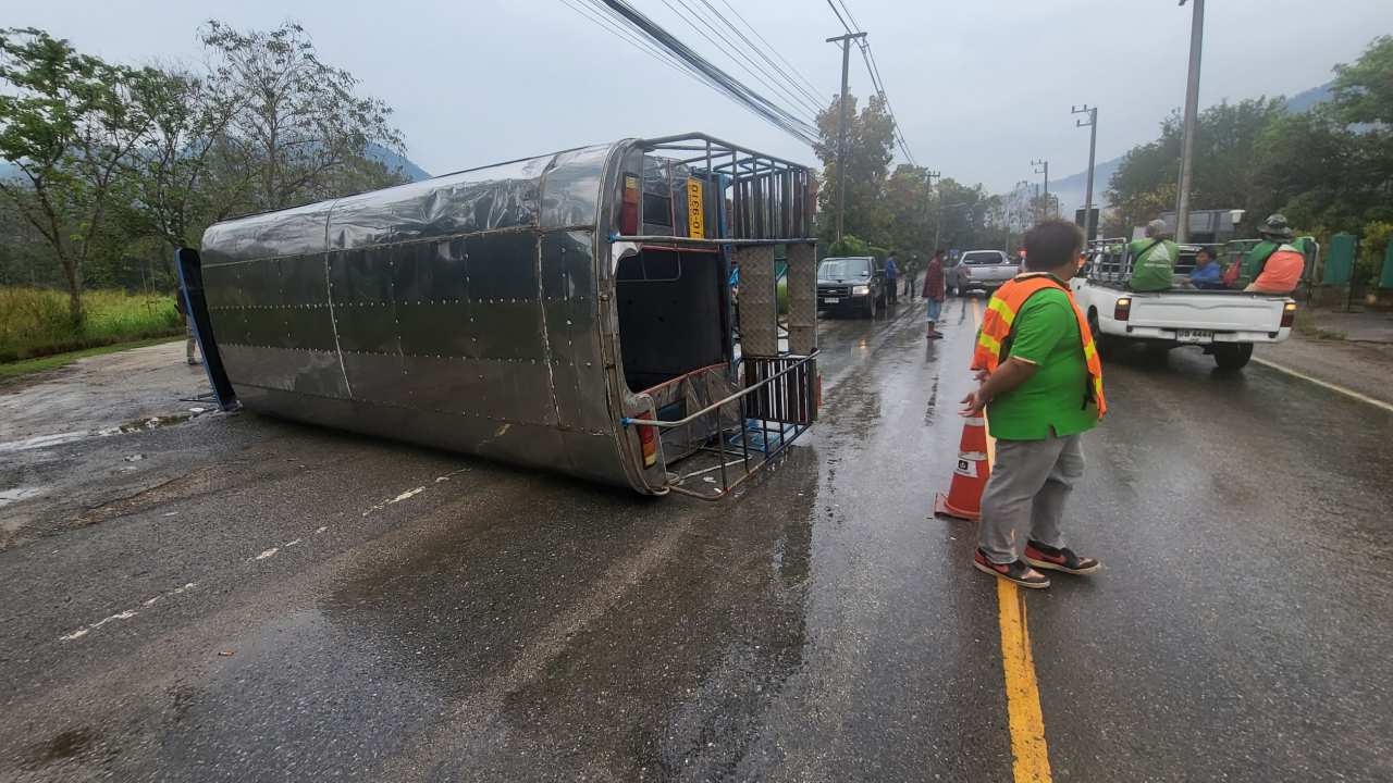 ฝนตกถนนลื่น รถโดยสารนักเรียนพลิกคว่ำเจ็บ 24 รายที่ปากช่อง นำส่ง รพ.แล้ว