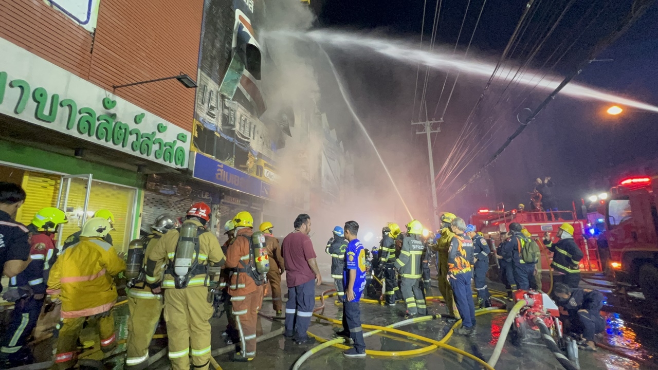 เศร้า ลูกสาวจบโทต่างประเทศกลับมานอนเฝ้าร้านช่วยแม่ ไฟไหม้ดับ-แม่บาดเจ็บ