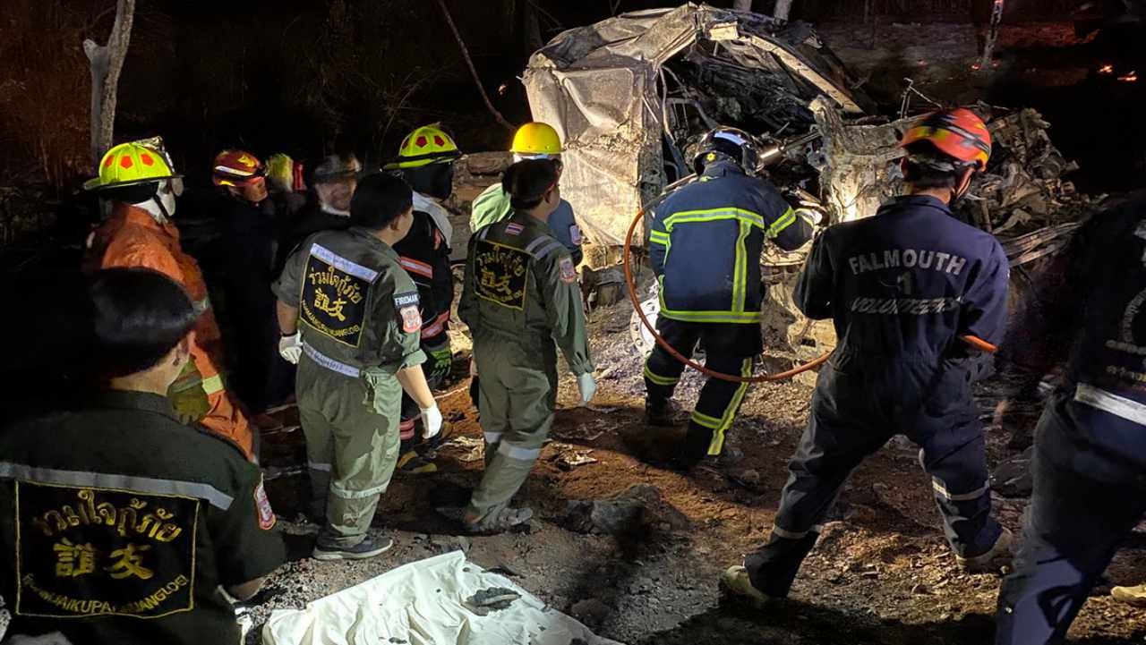 รถขนน้ำมัน 4 หมื่นลิตร จะไปส่ง สปป.ลาว พลิกคว่ำไฟคลอกคนขับดับ 