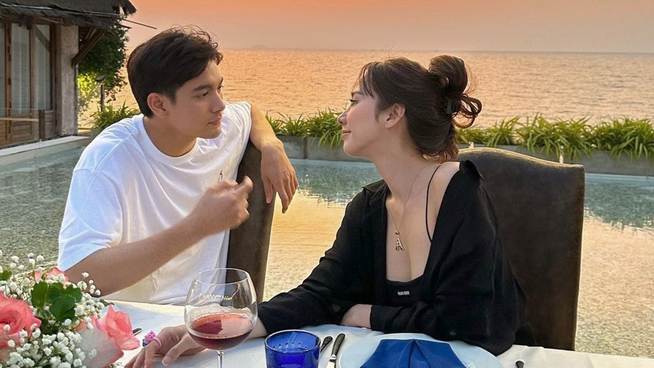 ขยี้ตาแรง อั้ม พัชราภา เสิร์ฟโมเมนต์หวาน นั่งชิลริมทะเลกับพระเอกหนุ่มรุ่นน้อง