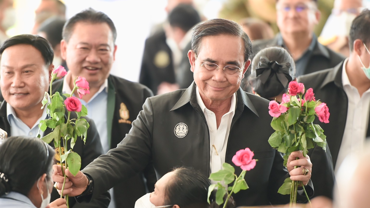 ลุงตู่ เขินชาวบ้านอวย นายกฯ เป็นหลักที่ 4 ของประเทศ บอกวันเลือกตั้งตามไทม์ไลน์