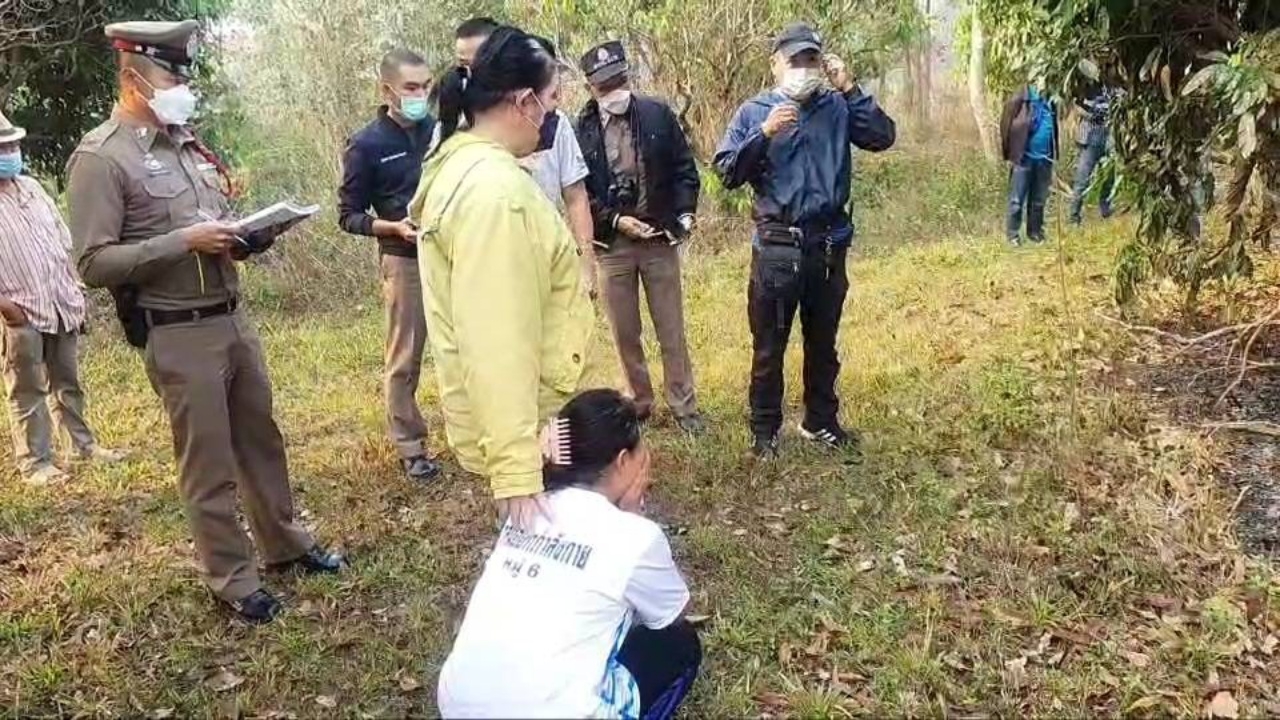 ช็อก พ่อตามหาลูกทั้งคืน พบเป็นศพถูกเผาร่างมัดด้วยโซ่ ตายคาต้นลำไย