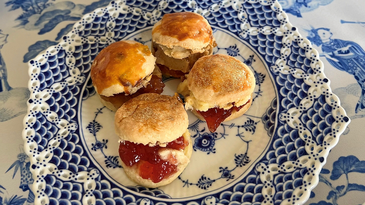 “สโคน” ขนมอบก้อนกลมรับประทานคู่กับน้ำชายามบ่าย