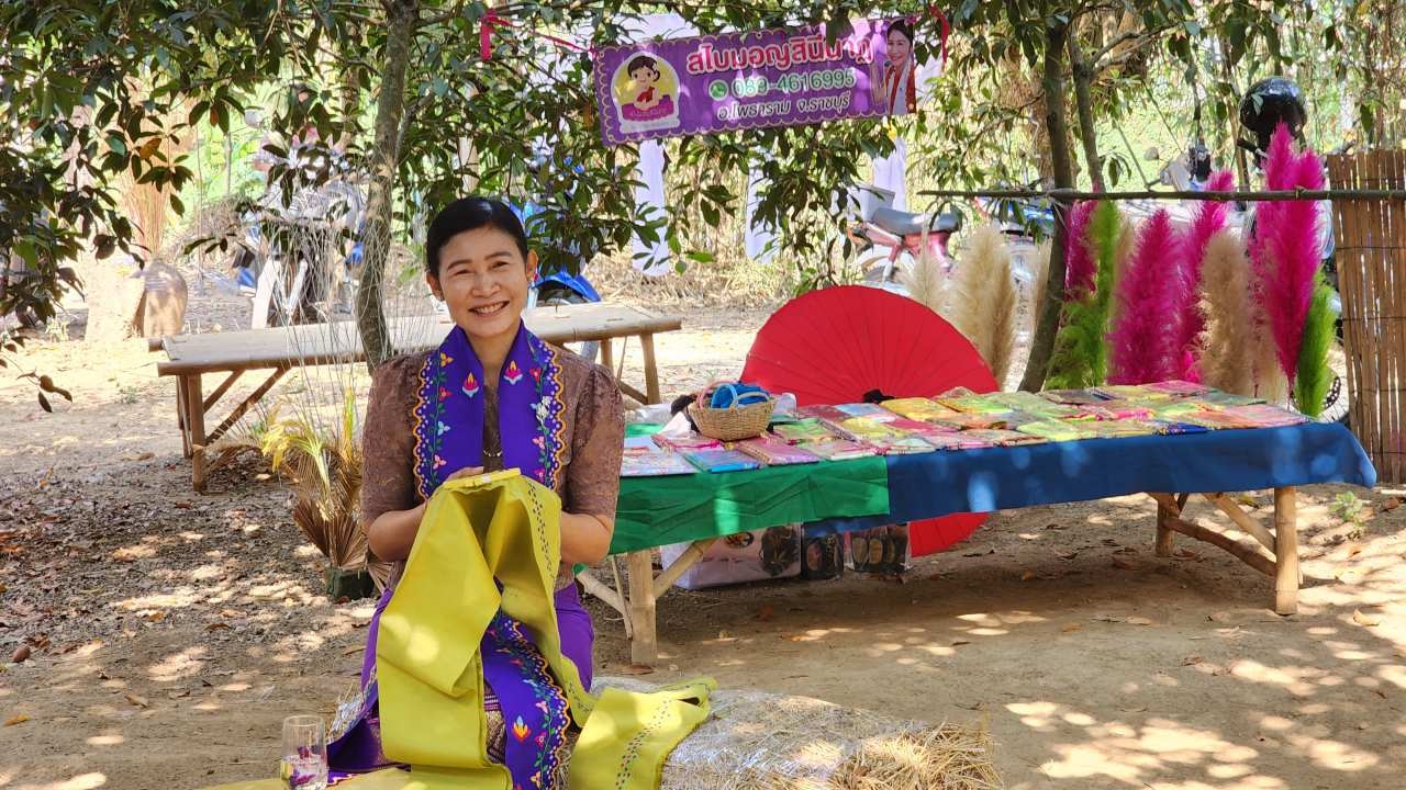 สไบมอญปักมือ ศิลปะบนผืนผ้าจากวัฒนธรรมชาวมอญ กลายเป็นอาชีพที่สร้างรายได้