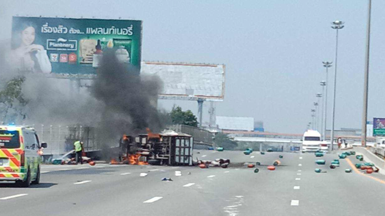 ระทึก รถแก๊สคว่ำ ระเบิดไฟลุกกลางมอเตอร์เวย์ บาดเจ็บสาหัส 1 