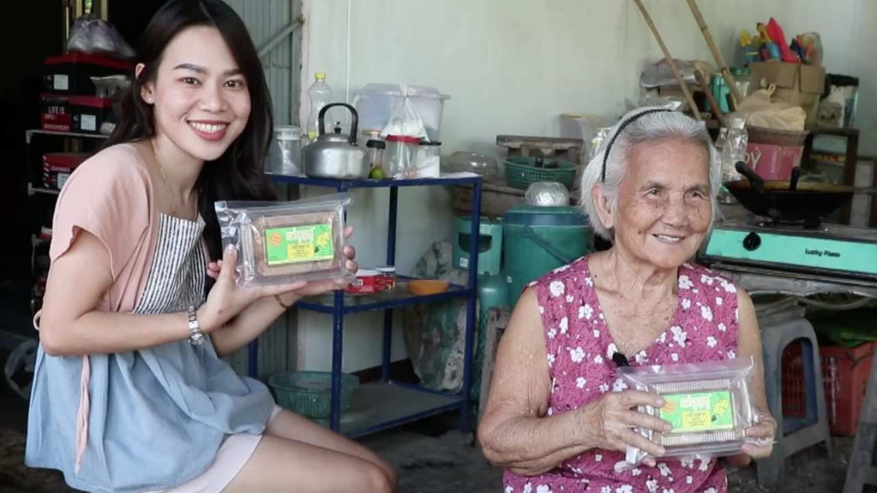 คุณยายที่กำแพงเพชร นำกล้วยน้ำว้าในสวน มาแปรรูปทำกล้วยตาก ส่งขายออนไลน์