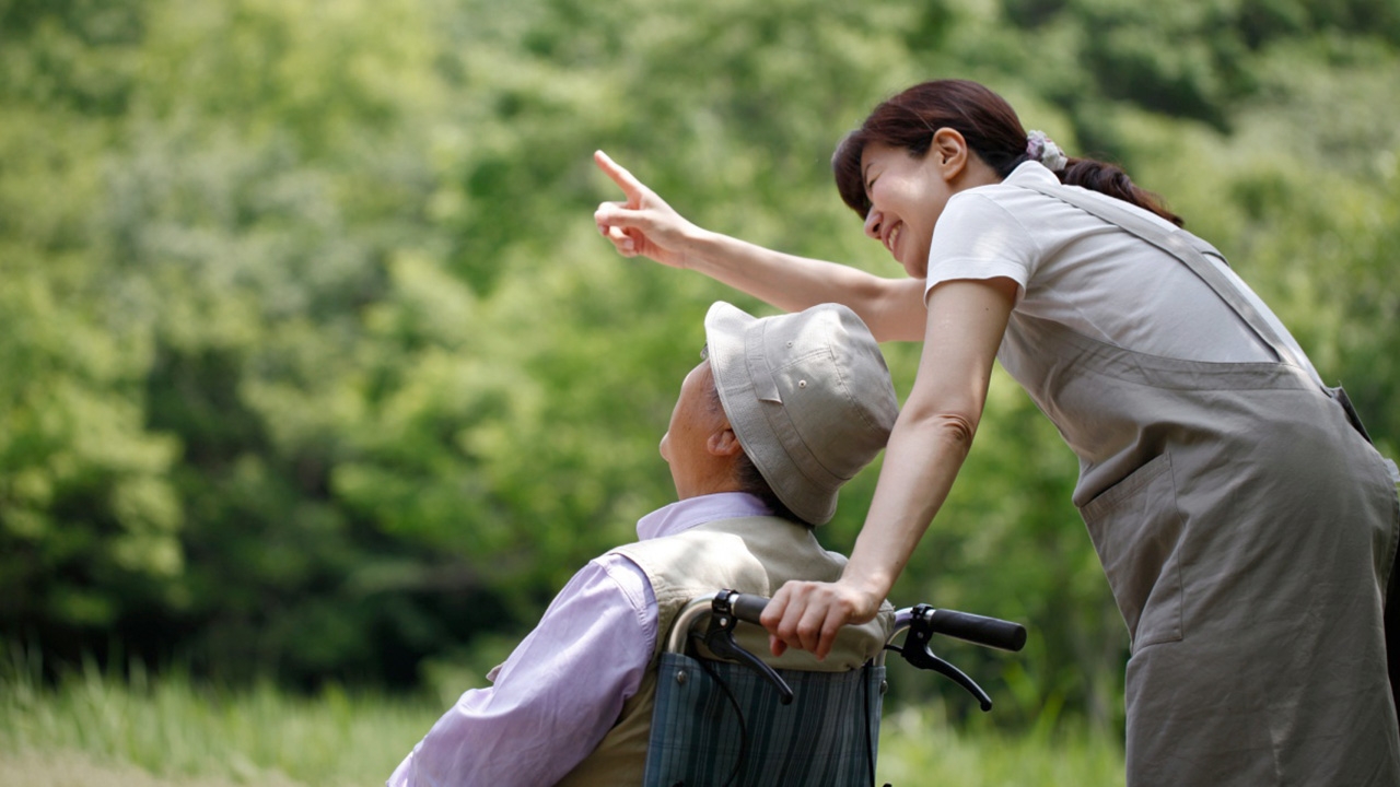 วิธี “ดูแลผู้ป่วยสมองเสื่อม” ด้วยความรักและเข้าใจ 