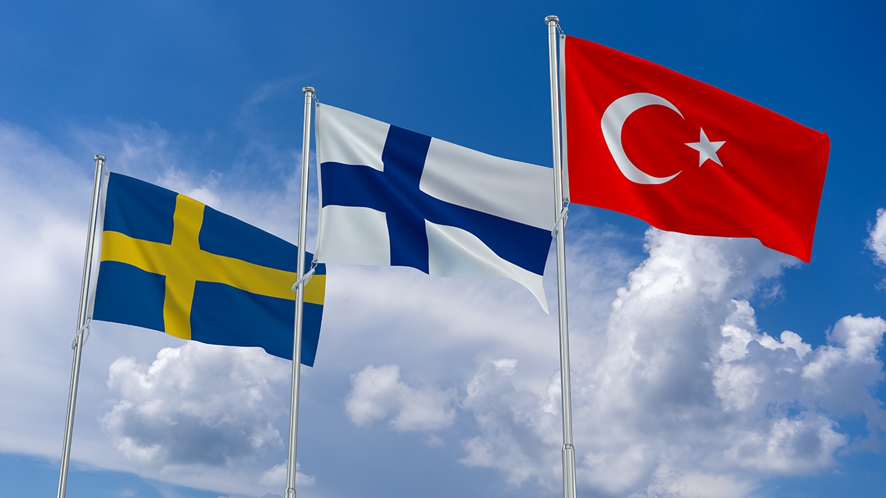 เร่งให้สวีเดนและฟินแลนด์เข้านาโต