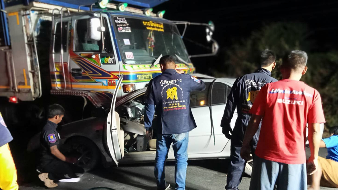 สลด เก๋งประสานงาสิบล้อ สาวดับ 1 คาซาก ถนนมืด-ก่อสร้าง-ไร้ไฟเตือน