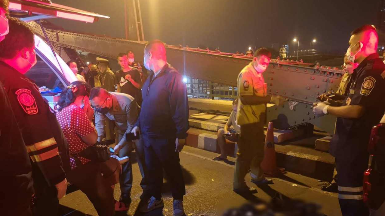 วัยรุ่นไล่ตีกันบนสะพานพุทธ หนุ่มวัย 15 พลาดโดนแทงดับ บาดเจ็บอีก 3