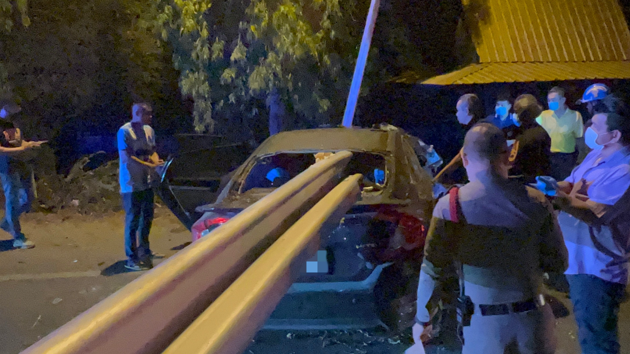 สยอง ตำรวจหนุ่มขับเก๋ง แซงซ้ายไม่พ้น ชนการ์ดเรลทะลุรถ-เสียบหัวดับ