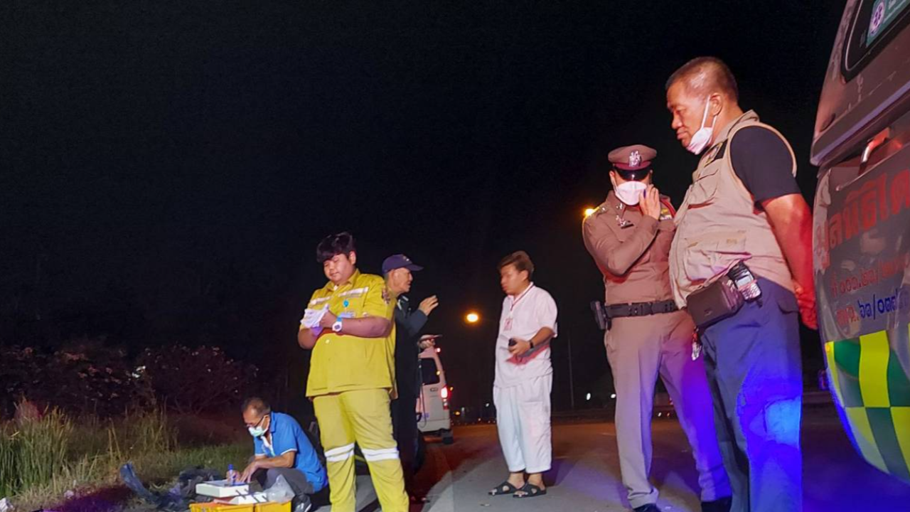 ชนแล้วหนี กระบะตีนผี พุ่งชนท้าย จยย.ขับตีคู่กันมา ตาย 1 สาหัส 1