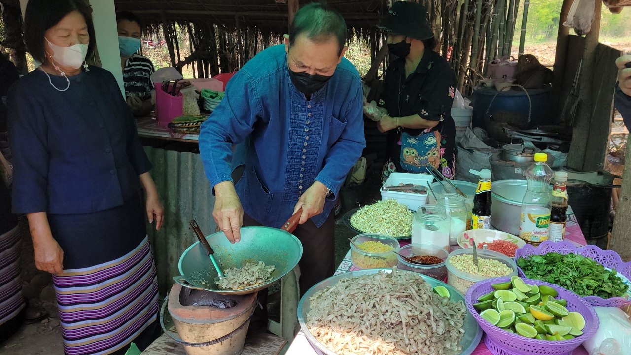 แม่บ้านหนองกุลา แปรรูปแห้วนาทำเป็นแป้งและขนมขาย ล่าสุดเป็นเส้นผัดไทยแล้ว