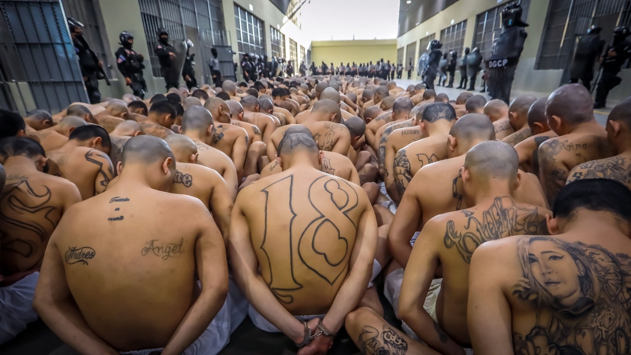 เอล ซัลวาดอร์ย้ายสมาชิกแก๊งอาชญากรรมกว่า 2,000 คน ไปเรือนจำแห่งใหม่